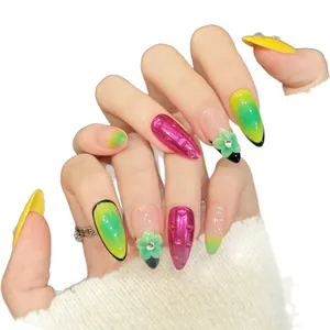 Handgemachte Kunstnägel mit 3D-Blumendesign und metallischem Pink-Chrome-Finish