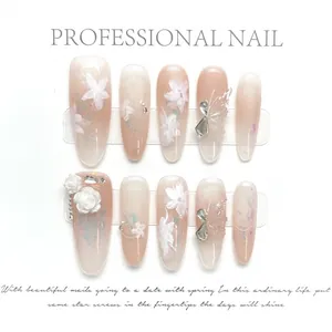 Handgefertigte Press-On Nails mit 3D-Rosen und silbernen Schmetterlingspailletten