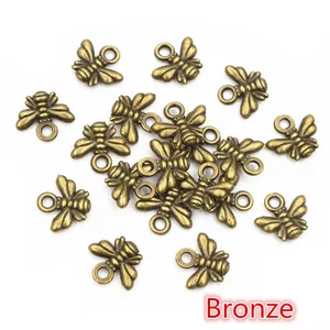 Detailaufnahme von bronzefarbenen Bienenanhängern aus Metall für DIY-Schmuckherstellung