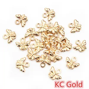 Makroansicht kleiner KC Gold Bienenanhänger für DIY-Schmuck und Halskettenbasteln