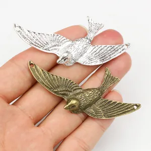 Detailansicht von Adler-Anhängern aus Legierung in Altsilber und Bronze für DIY-Schmuck