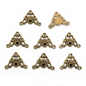 Antike Bronze-Blumenanhänger für DIY-Schmuck, 8 Stück auf weißem Hintergrund gezeigt