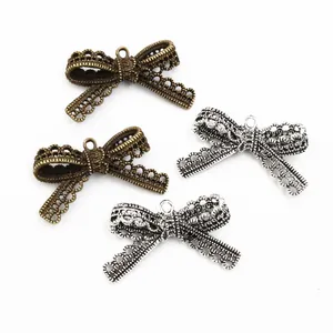 Schleifenanhänger aus Legierung in Bronze und Silber für DIY-Schmuck, 44x23mm Design