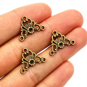Detailansicht von Vintage-Bronze-Blumenanhängern zur Darstellung der Größe und Musterung