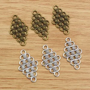 Detail der Vintage-Blumenanhänger aus Legierung in Bronze und Silber für DIY-Schmuck