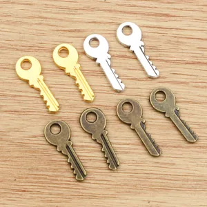 Detailaufnahme von Legierungsschlüsselanhängern in Mischfarben für DIY-Schmuckherstellung
