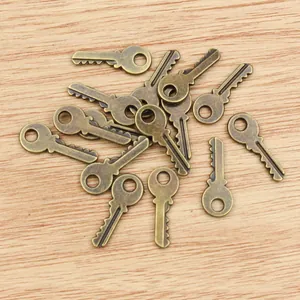 Vintage Bronze Schlüsselanhänger für DIY-Schmuckherstellung auf Holzuntergrund