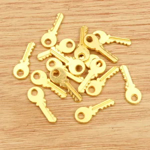 Bastelzubehör für DIY-Schmuck mit kleinen goldenen Schlüsselanhängern aus Legierung
