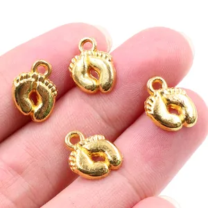 Lot de quatre pendentifs empreintes de bébé dorés en alliage pour création de bijoux
