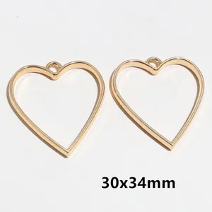 Détail de pendentifs cœur dorés en alliage avec marquage de dimensions 30x34mm