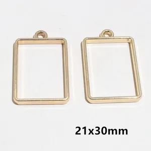 Détail de deux pendentifs rectangulaires dorés 21x30mm en métal pour bijoux DIY