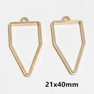 Gros plan de pendentifs géométriques dorés 21x40mm pour la création de bijoux DIY