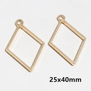 Vue détaillée de deux breloques losanges dorées pour bijoux DIY, dimensions 25x40mm