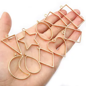 Cadres géométriques creux dorés pour pendentifs bijoux DIY tenus à la main