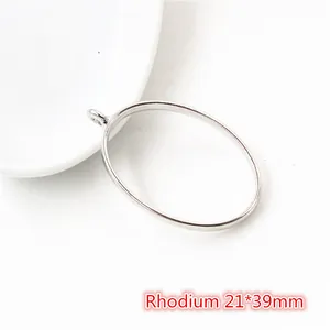 Macro di un ciondolo ovale a cornice cava placcato rodio 21x39mm per la creazione di gioielli