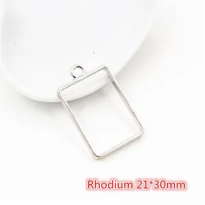 Dettaglio del ciondolo rettangolare rodio 21x30mm per la creazione di gioielli fai-da-te