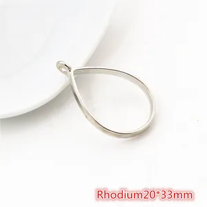 Dettaglio della cornice in lega a goccia rodiata per creazione gioielli 20x33mm