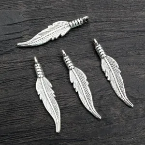 Lot de quatre breloques plumes en alliage argent antique pour la création de bijoux DIY
