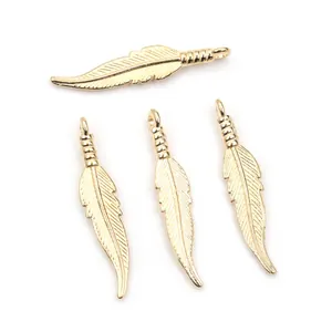 Pendentifs plumes dorés polis pour création de bijoux DIY avec texture de feuille ciselée
