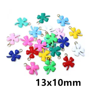 Dettaglio di ciondoli a quadrifoglio 13x10mm in smalto colorato per gioielli fai da te