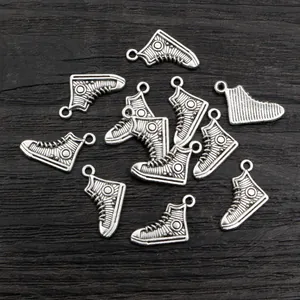 Ciondoli a forma di sneaker retrò in lega per creazione fai-da-te di collane e bracciali
