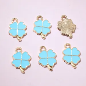 Détails macro des breloques trèfle en émail bleu avec finition dorée pour bijoux DIY