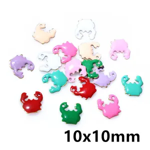 Dettaglio dei ciondoli a granchio colorati 10x10mm in lega con bordo dorato per gioielli DIY