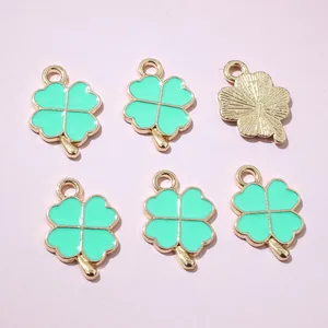 Détail de six breloques trèfle en émail vert menthe avec base en métal doré pour bijoux DIY