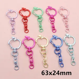 Vue macro des fermoirs mousquetons en métal coloré en forme de pomme pour porte-clés DIY