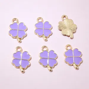 Détails des pendentifs trèfle avec émail violet et dos texturé doré de qualité