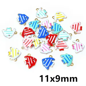 Dettaglio di ciondoli a forma di pesce in smalto colorato 11x9mm per gioielli fai da te