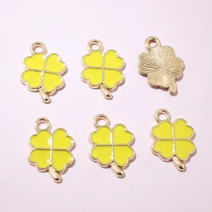 Détails des breloques trèfle en émail jaune avec finition dorée et dos texturé