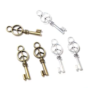 Detailweergave van vintage vrede teken sleutelhangers in brons en zilver afwerking
