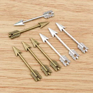 Vue détaillée de breloques flèches en alliage argenté et bronze pour bijoux DIY