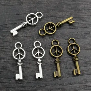 Macroshot van vredesteken-sleutelhangers in antiek zilver en brons voor DIY sieraden