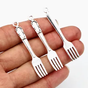 Drei antiksilberne Gabelanhänger aus Legierung für DIY-Schmuck und Halskettenbasteln