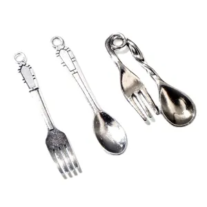Set silberner Mini-Besteck-Anhänger mit Löffel und Gabel für DIY-Schmuckherstellung