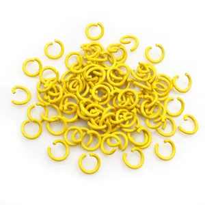 Dettaglio dei anellini aperti in metallo giallo brillante per gioielli fai da te