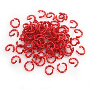 Dettaglio di anellini aperti in metallo rosso per la creazione di gioielli fai-da-te