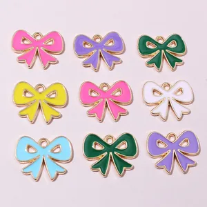 Detalle de colgantes de lazo en esmalte de colores para creación de joyería DIY y piezas