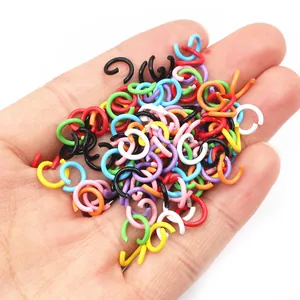 Anellini aperti colorati da 6-10mm per gioielli fai-da-te tenuti in mano per scala
