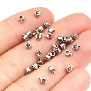 Micro roestvrijstalen cilinderkralen voor DIY sieraden maken op de handpalm