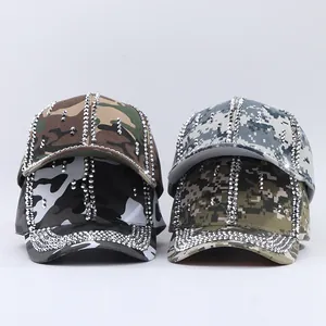 Détails de quatre casquettes de baseball camouflage ornées de strass argentés brillants