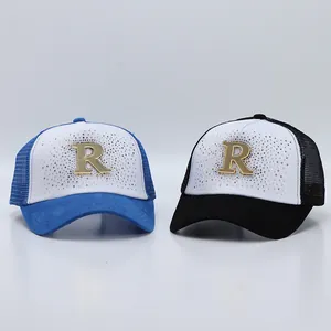 Dettaglio di cappelli trucker in rete traspirante con logo R di strass blu e neri