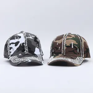 Détail de casquettes de baseball camouflage avec bordure en strass étincelants