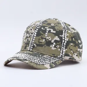 Casquette camouflage avec strass brillants et détails de franges sur fond blanc