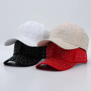 Gros plan de casquettes de baseball scintillantes en blanc, beige, noir et rouge