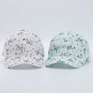 Détails de strass et motifs en dentelle papillon sur deux casquettes de baseball
