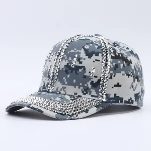 Casquette de baseball camouflage avec strass argentés et détails de glands mode