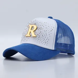 Dettaglio della maglia blu e del logo R con strass scintillanti sul cappello da baseball